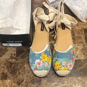NIB Nine West Floral Blue Espadrille Tie-Wrap Flats 9sz